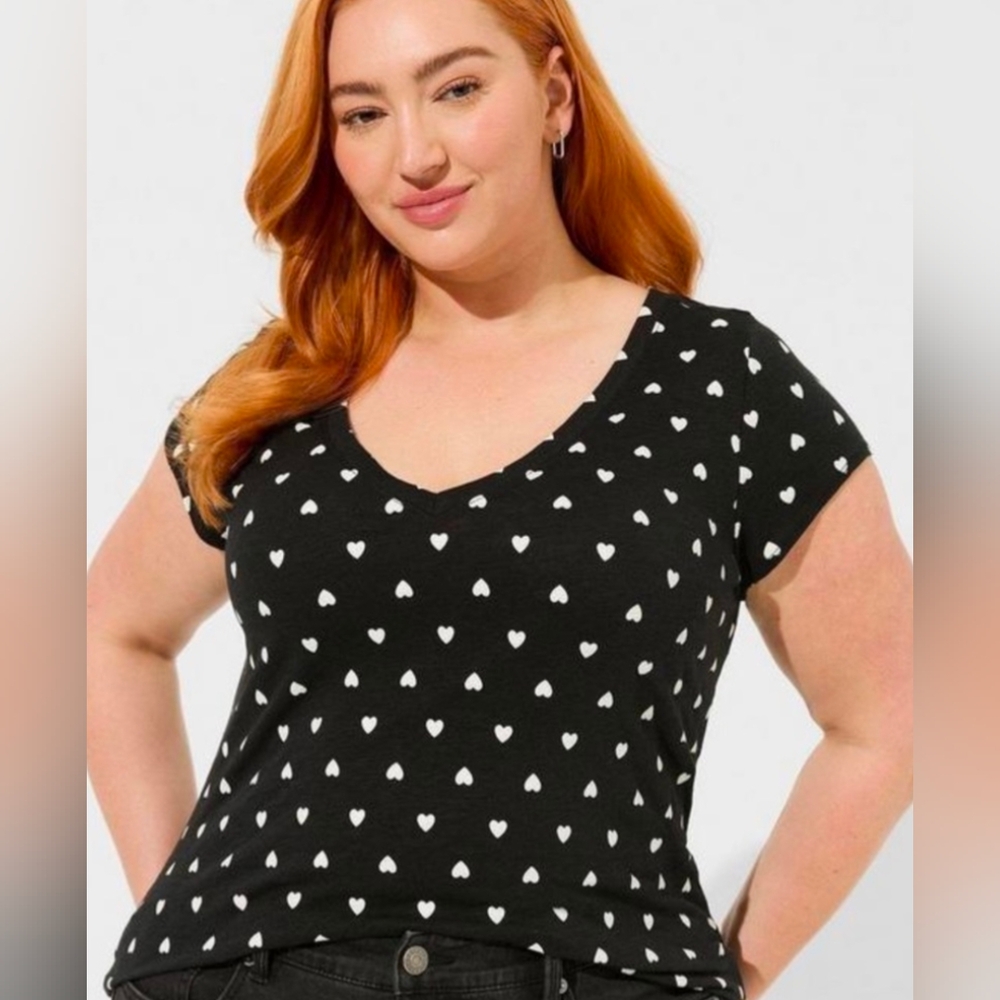 Torrid Black and White Heart Print Short Sleeve V-Neck Tee